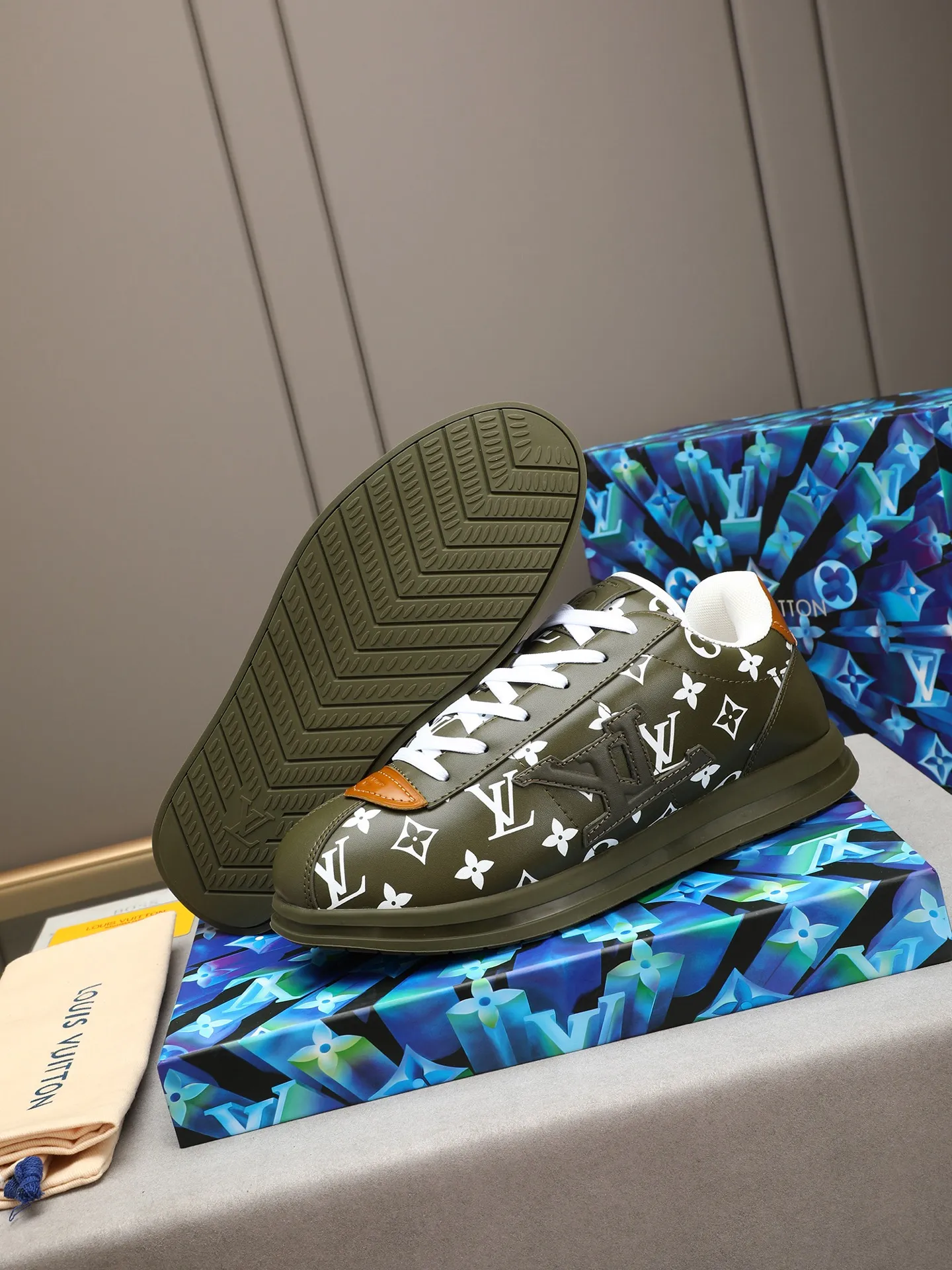 Men's Men's Shoes 💰540 LV Louis Vuitton L Jialu Brand Runner Tatic Series Thick Sole Casual Sports Shoes Running Shoes Original purchase, development and production This LV Runner Tatic sneaker combines technical materials such as mesh fabric and ribbons to interpret the inspiration of traditional mountaineering shoes. LV letters are written on one side, the lariat buckle of the quick lacing system is embellished with Monogram flowers and Louis Vuitton logos, and the light and wear-resistant rubber outsole completes the whole. ▪️Fabric: Original imported cowhide + mesh ▪️Inner lining: Original customized breathable mesh ▪️Sole: Original open-molded anti-slip rubber combination material ▪️Size: Men's 40-44 (45 46 customized)
